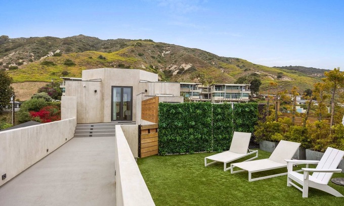 Eastern Malibu Apartment | Beach-Side Malibu Sand Suite #16 with Ocean View & Spa