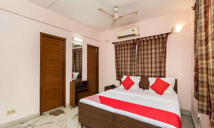 Bhowanipore Hotel | Comfortable Malik Guest House with Kitchen & Breakfast