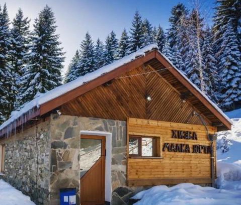 Sapareva Banya Cabin | Cozy Malka Yurta Hut: Oceanfront Retreat for All Ages