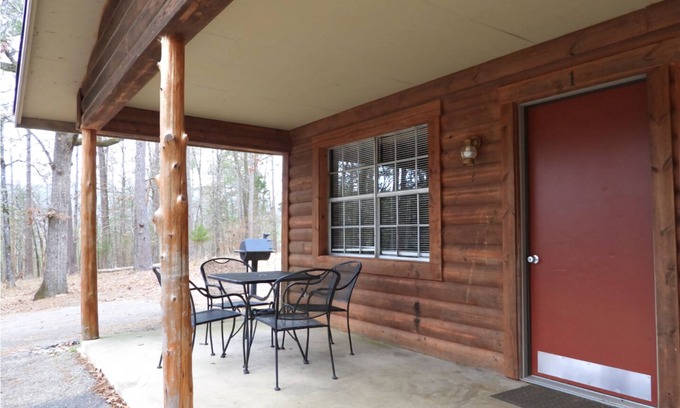 Royal Cabin | Discover Family-Friendly Comfort at Mallard A-1 Hotel