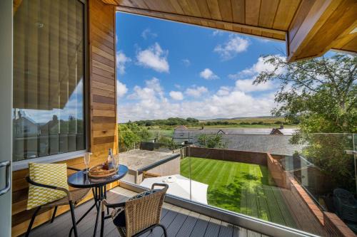Yarmouth House | Discover Mallard House: Family & Pet-Friendly Retreat