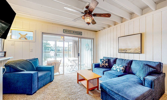 Selbyville House | Relaxing Mallard Lakes Townhouse with Pool & Fishing Pier