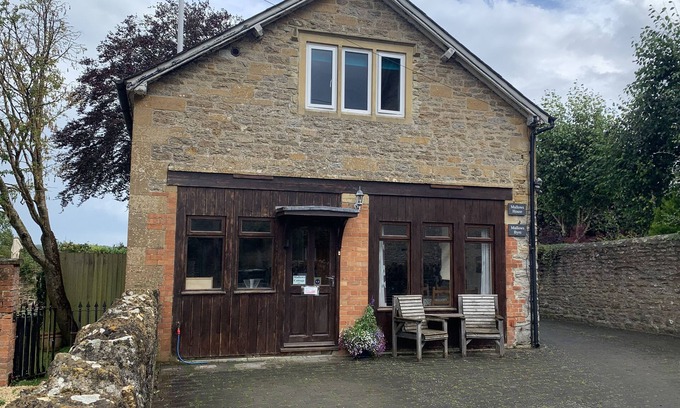 Yetminster Cottage | Cozy Retreat: Experience the Comfort of Mallows Annexe