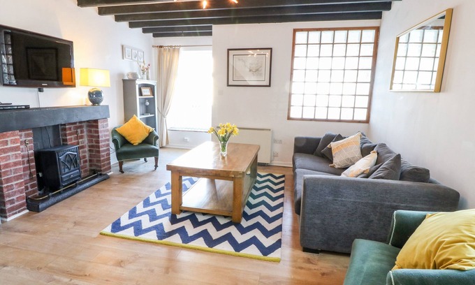Malltraeth Cottage | Pet-Friendly Malltraeth Cottage with Garden and Ocean View