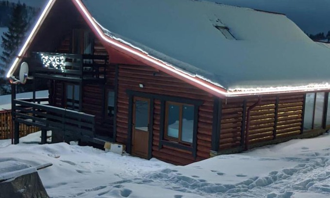 Plavya Apartment | Discover Мальовничий Кут: Relax by the Pool & Hot Tub