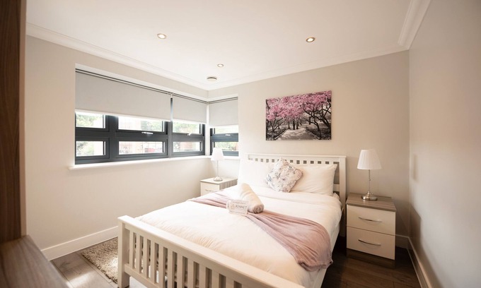 Reading Apartment | Executive 2-Bed Flat with Terrace & Pool - Rated 10/10!