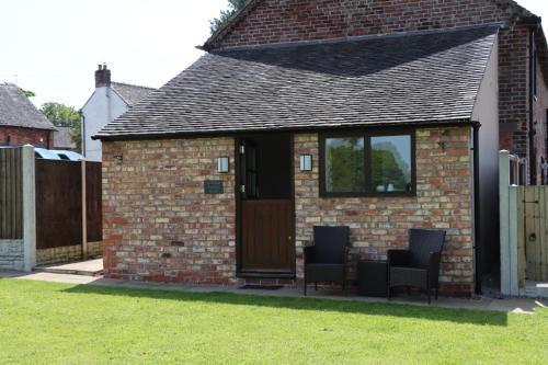 Forsbrook House | Pet-Friendly Malthouse Farm Cottage Studio with Breakfast