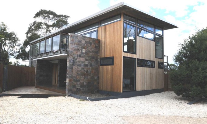Coles Bay Bed & Breakfast | Discover Malting Lagoon Guest House: 4-Star Escape with Breakfast
