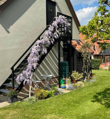 Hepworth Bed & Breakfast | Discover Maltings Loft: Top-Rated Stay with Breakfast Included