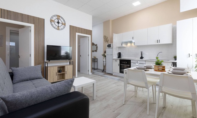 El Cabanyal Apartment | Discover Malvarrosa Las Arenas with Spa and Family Amenities