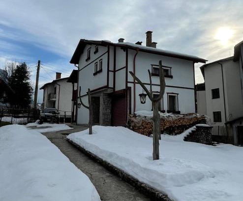 Samokov House | Cozy Mama Emiliya Guest House with Breakfast & Family Amenities