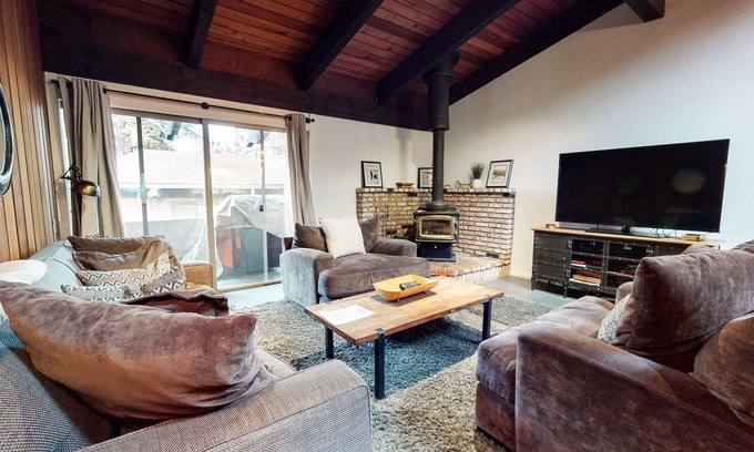 Mammoth Lakes Condo | Cozy Mammoth Estates 228 Condo: Fireplace & Walk to Village