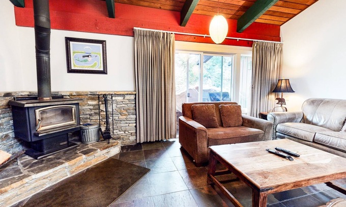 Mammoth Lakes Condo | Mammoth Estates 215: Artistic Mountain Cabin Near The Village