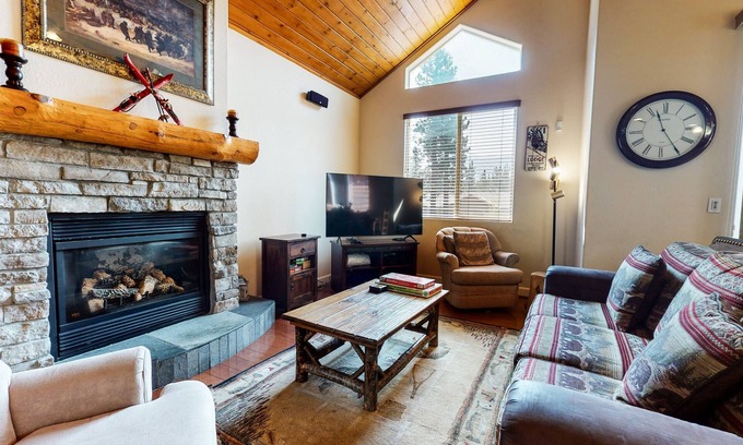 Mammoth Lakes Condo | Mammoth Gateway Village 7: Pet-Friendly Retreat with Jacuzzi