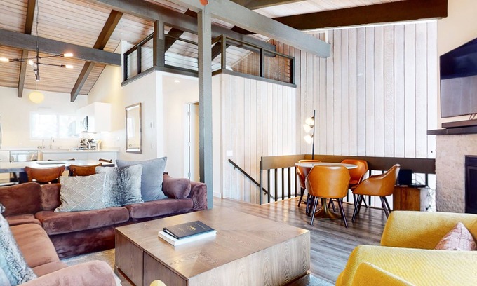 Mammoth Lakes Condo | Convenient Mammoth Lakes Condo: Steps to The Village & Slopes