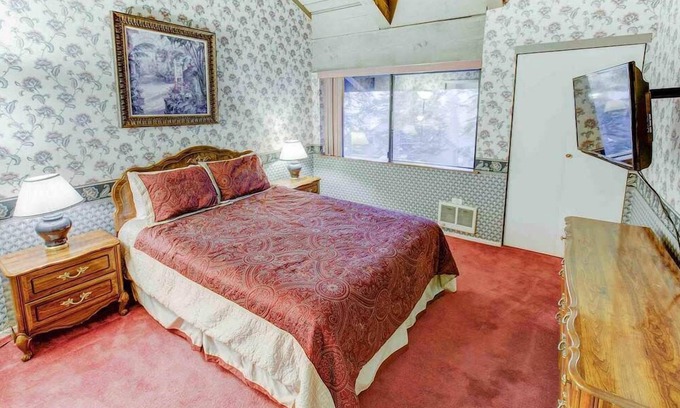Mammoth Lakes Condo | Mammoth Ski & Racquet w/Shared Hot Tub & Pool