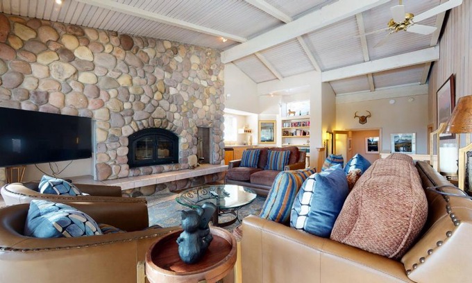 Mammoth Lakes Apartment | Relax at Mammoth West #137 Condo with Pool & Hot Tub