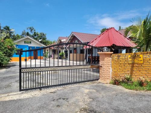 Kuala Terengganu Apartment | Cozy Man Homestay: Family-Friendly with Pool & Kitchen