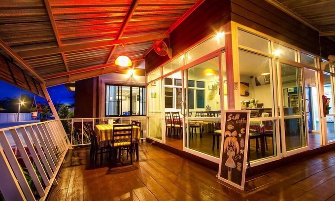 Chiang Rai Hotel | Discover Mana Hotel: Family-Friendly with Restaurant & Kitchen