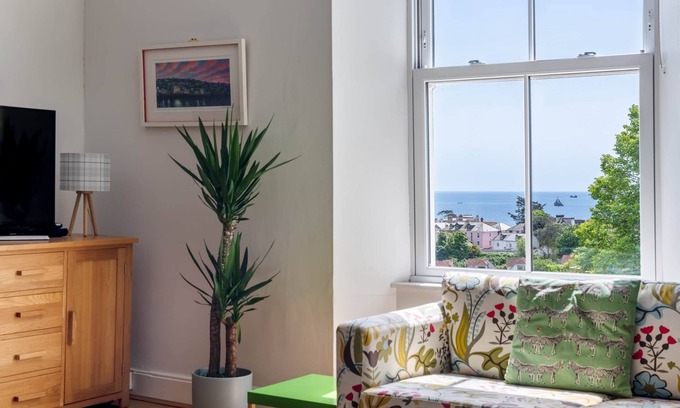 Maenporth Apartment | Manacles - Flat with Sea Views, Pet Friendly & Perfectly Located