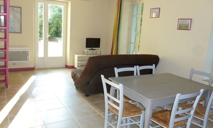 Arles House | Relaxing Getaway at Manade White Cottage for 5 Guests