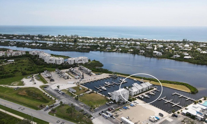 Englewood Condo | Unforgettable Stay at Manatee Harbor: Pool, Spa & Ferry Access