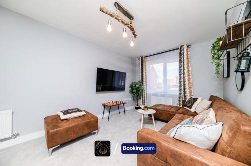 Salford Apartment | 3 Bedroom House Near Cosy Corner with Free Parking & Family Amenities