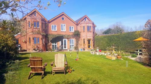 Amesbury House | Family-Friendly Mandalay Holiday Home with High Guest Ratings