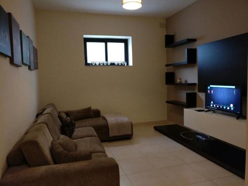 Mellieha Apartment | Oceanfront Mandalay: Family-Friendly Retreat with Hot Tub