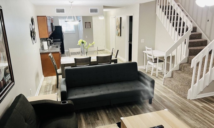 Southside House | Mandarin Cheerful 2-Bedroom Townhouse with Fireplace