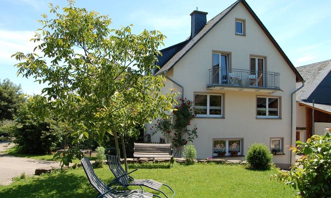 Manderscheid House | Cozy Holiday Home in Manderscheid with Garden and Kitchen