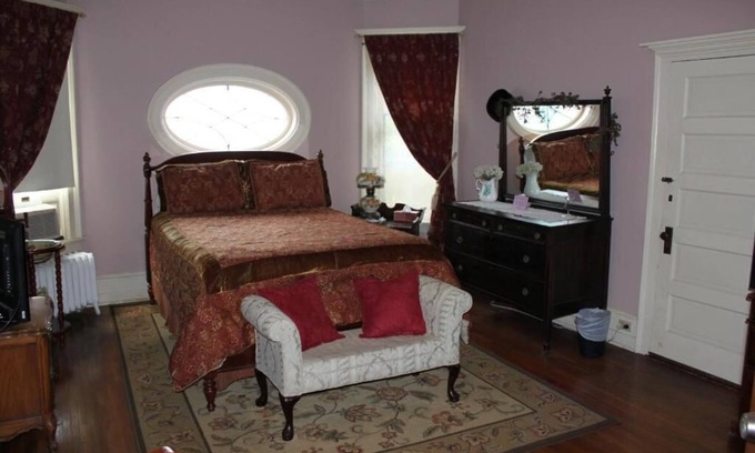 Towanda Bed & Breakfast | Welcoming Mandeville at Victorian Charm Inn for Families