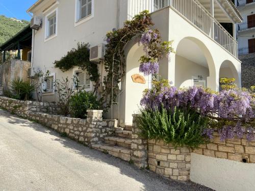 Katavolos Apartment | Family-Friendly Mandraki House, Steps from Kaminaki Beach
