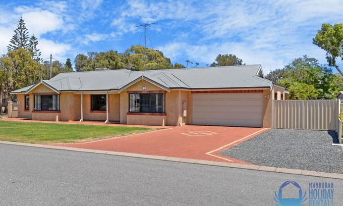 Wannanup House | Relaxing Mandurah Estuary Breeze - Oceanfront Holiday Home