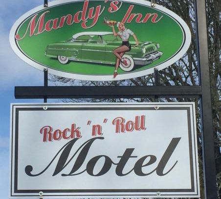 Mjoback Bed & Breakfast | Inviting Mandy's Inn with Ocean Views and Hot Tub Access