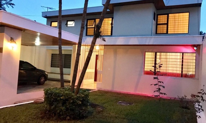 Pavas Bed & Breakfast | Discover Comfort at Mango Boulevard Hotel with Pool & Spa