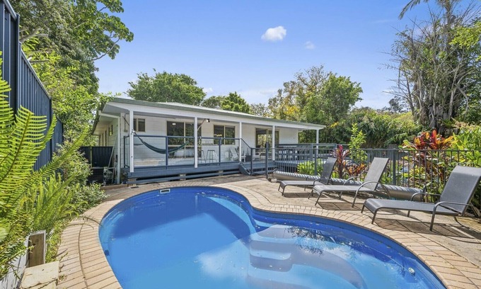 Toormina House | Mango Cottage 8 – Poolside Family Retreat with 4 Ensuites, Pet Friendly