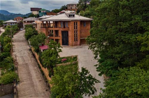 Kutaisi House | Top-Rated Mango's Guesthouse: Pet-Friendly & Family-Ready