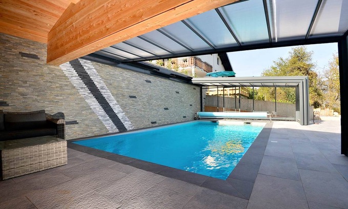 Scionzier House | Experience the MANHATTAN Room with Pool and Ocean View