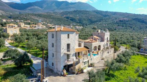 Riglia House | Discover Mani Stone Towers: Family-Friendly Comfort Awaits