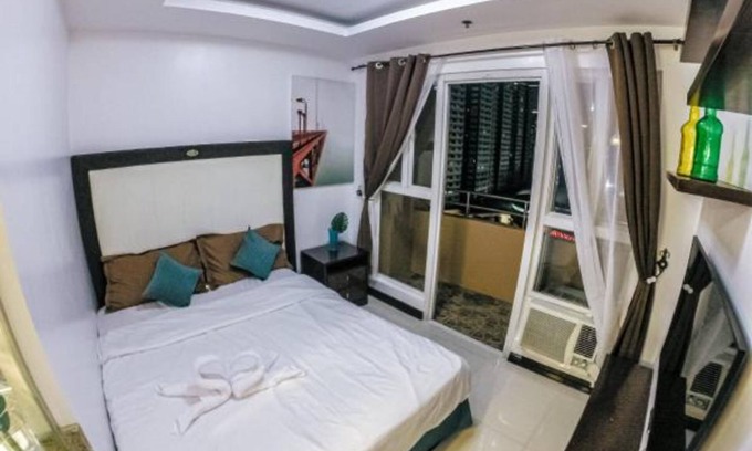 Barangay 670 Apartment | Discover Manila Deluxe Room with Balcony & Pool Access