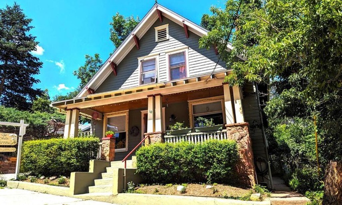 Manitou Springs House | Discover Manitou Springs White Yarrow Inn: 4-Star Getaway