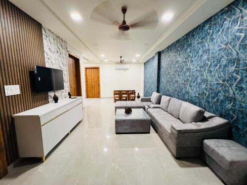 Vrindavan Villa | Discover Manju Sadan: Family-Friendly Retreat with Spa