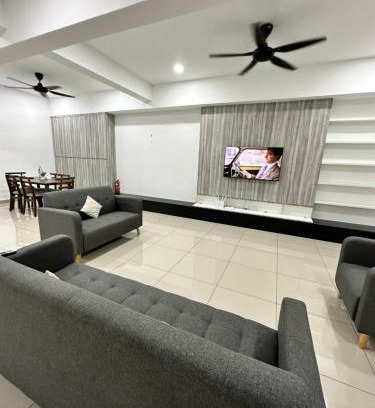 Sitiawan Apartment | Manjung Vermogen Stay: Family-Friendly with Pool & KTV
