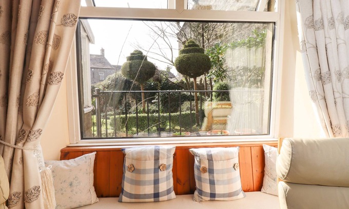 Grassington Cottage | Welcoming Manna Cottage: Family-Friendly with Breakfast