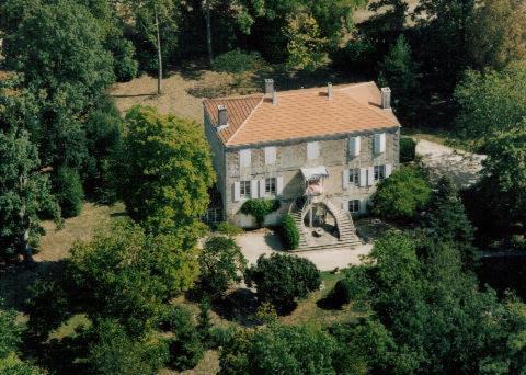 Blanzay sur Boutonne Bed & Breakfast | Stylish Manoir Angle: Pet-Friendly with Breakfast Included