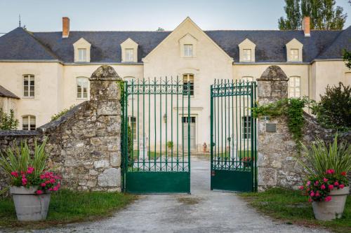 Crossac House | Inviting Manoir de Bel Ébat: Oceanfront Gem with Pool