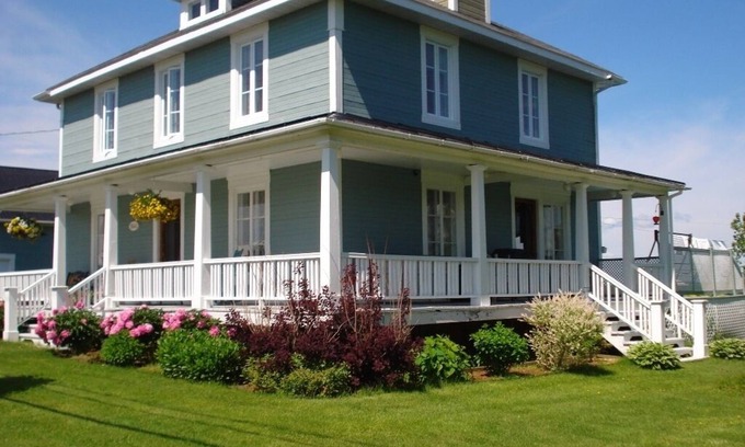 Lotbiniere House | Explore Manoir de l'horizon: 10/10 Rated Family Escape