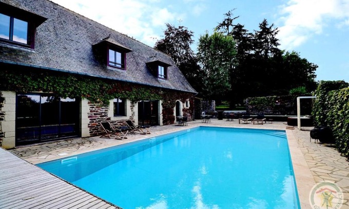 Bruz Bed & Breakfast | Experience Manoir de la Droulinais with Oceanfront Views