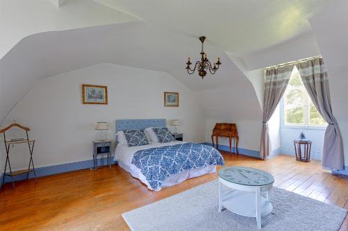 Joue-les-Tours House | Manoir de la Mazeraie: Ideal for Remote Work & Relaxation